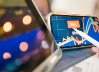 Analyse von Bitcoin, Ethereum und Forex-Optionen durch einen Trader über mehrere Märkte hinweg